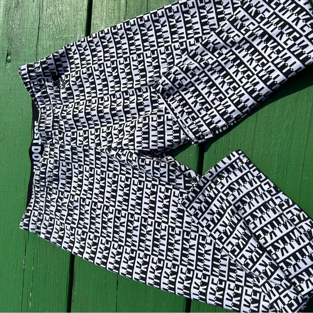 Nike Monochrome Graphic Leggings capri length